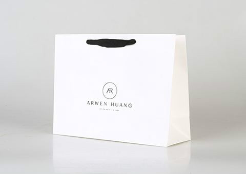 印刷白卡紙袋時，一定要覆膜嗎？